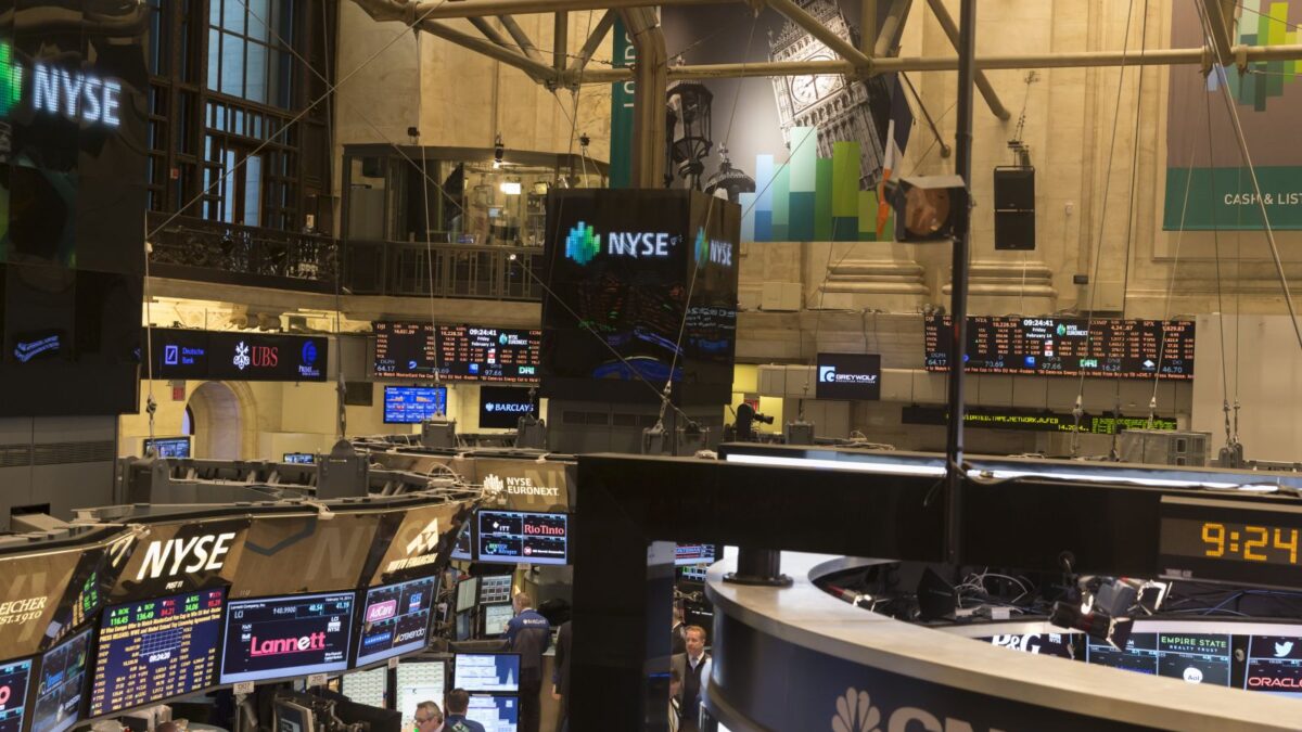 Stocks Climb on Signs of Lower Inflation and Stronger US Growth