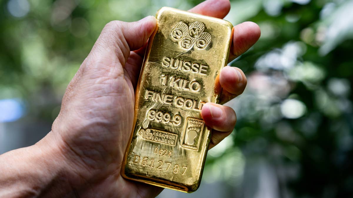 Wells Fargo resets gold price target amid rate concern