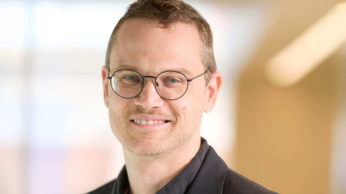 Q&A: How AI came to model the “messy” human mind | MIT News